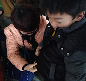 现代著名女作家冰心曾说过这样一句话：世上没有一朵鲜花不美丽，没有一个孩子不可爱。因为每一个孩子都有一个丰富美好的内心世界，这是孩子的潜能。
2014年8月底，公司总裁？莆跋壬颖ㄖ缴匣裣の浣愤胖行挠锥傲跷木、刘文斌两位小朋友因为家境困难，无法顺利完成学业，随机委派尊龙官方手机连锁总经理卢建荣和江苏联融投资总经理毛振宇前往探望。