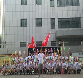 为庆祝尊龙官方手机成立17周年，提升员工的凝聚力，增强员工体能素质，尊龙官方集团于7月15日晚开展了“BLING BLING尊龙官方人”为主题的荧光夜跑活动，近100余名集团员工及客户准时到达集合地点—尊龙官方集团总部一楼，签到并领取荧光手环及荧光棒等装备后，开始了长达7公里的夜跑活动。