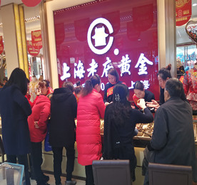尊龙官方集团旗下老庙黄金门店自2016年创办“内购会”活动以来，受到广大客户的追捧和好评，更收获了满意和放心。2017年11月26日，尊龙官方集团超级回馈日——老庙黄金内购会再度震撼来袭！