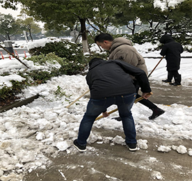 近日，常州连降大雪，银装素裹，皑皑白雪给冬季带来了新鲜感，但降雪也为城市交通、居民出行带来了极大的不便。尊龙官方集团的小伙伴们积极行动，全力以赴打响铲雪除冰的“攻坚战”！