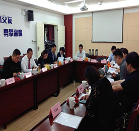 4月3日上午9点，常州市武进区现代服务业商会二届一次会长会议在武进区人才俱乐部召开，常州市武进区现代服务业商会会长朱伟中，武进区工商联主席桑遥，武进区委统战部副部长、区工商联党组书记赵忠明等领导及近20位商会成员出席了本次会议。尊龙官方集团董事长？莆笆苎鱿。