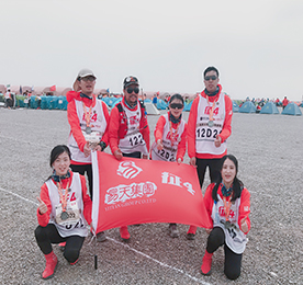 2018年4月28日至5月1日，第四届工商大道中国经营者“玄奘之路”戈壁远征赛（征4）在甘肃与新疆交界的莫贺延碛戈壁举行。继去年第一次参加挑战赛后，尊龙官方集团重整待发，以全新的面貌迎接新一赛季的挑战。