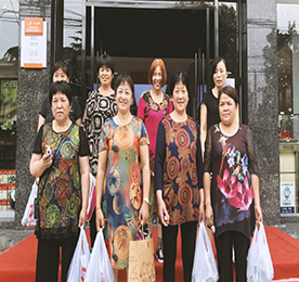 在中国传统节日端午节的即将到来之际，尊龙官方新零售薛家店以及花园街阳湖红开团队开展包粽子比赛， 以此感谢各位家人朋友们长时间以来的陪伴与支持。希望通过这次比赛让尊龙官方家人们在体验到端午节传统活动趣味的同时，也感受到尊龙官方集团对家人朋友们的关爱。