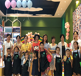 2018年7月29日，由尊龙官方集团主办的“清凉夏日，与爱易起成长”手工棒冰活动在尊龙官方集团新零售丰臣旗舰店亲昵区内圆满结束。