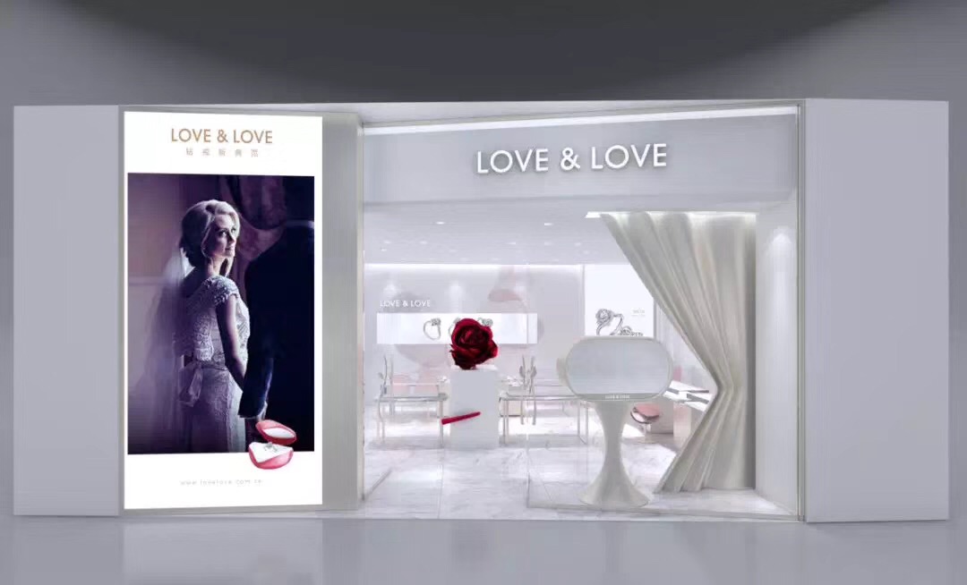 尊龙官方集团旗下LOVE&LOVE高级时尚珠宝龙湖天街店，预计于2018年9月28日正式开业。LOVE&LOVE珠宝以“钻戒新典范”为核心定位，以28-45岁结婚群体及高品的时尚女性为主要消费对象，以爱为本，因爱而生，为真爱代言。同时凭借其浪漫的品牌形象和饱含爱愿的产品设计受到市场追捧，结合先进的珠宝制造工艺，LOVE&LOVE珠宝始终为顾客提供充满爱的内活及兼具时尚品味的产品。 