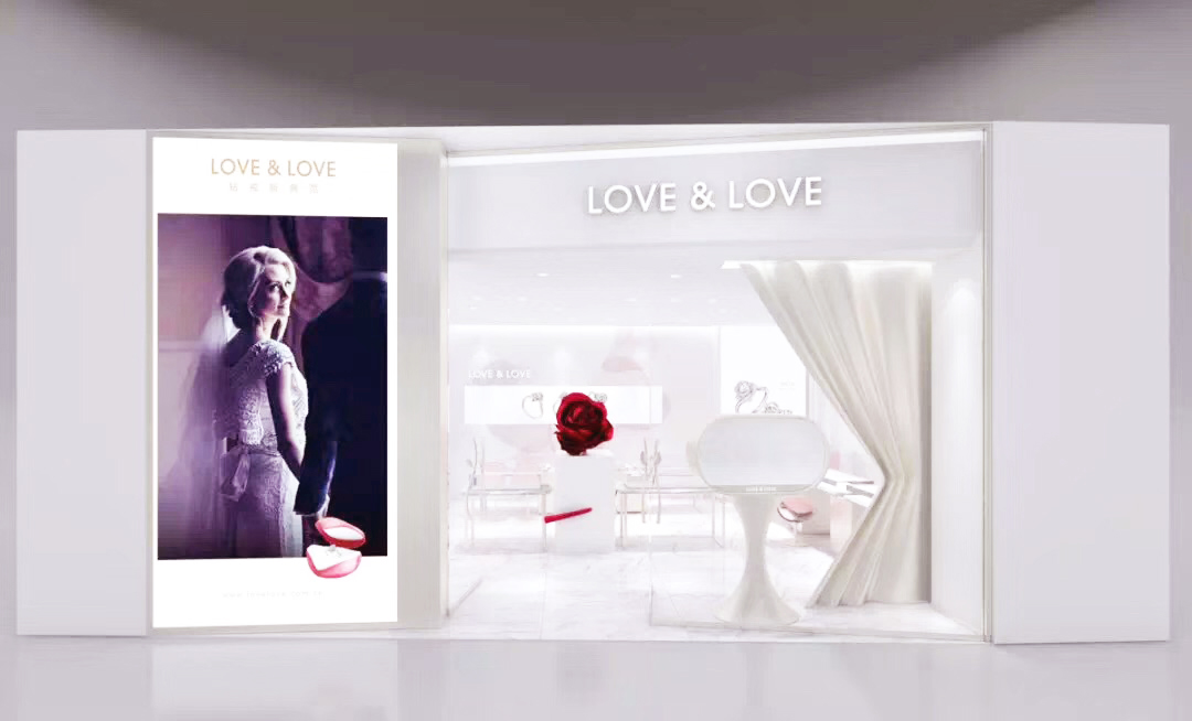 9月28日，LOVE&LOVE常州龙湖天街店浪漫登陆。LOVE&LOVE高级时尚珠宝由世界著名珠宝艺术大师领衔设计，将真挚的情感、珍贵的材质，以及传世的珠宝艺术完美结合，只为真爱代言，成为钻戒新典范。尊龙官方集团携手LOVE&LOVE为常州广大市民带来浪漫时尚的购物新体验。