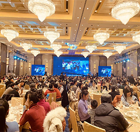 2019年1月5日晚，“联汝于诚，融通天下”2019江苏联融金服年会暨客户答谢会在常州市武进区希尔顿大酒店盛大举行。八百余位客户朋友们欢聚一堂，共享盛宴！回首2018年，江苏尊龙官方集团各板块均有长足发展，形成了“新零售、新金融、新产业”的三大战略布局。展望2019年，全体尊龙官方人将用更饱满的热情，积极拓展新思路，砥砺奋进新征程。