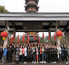 为提升员工的精神状态，增强团队凝聚力和向心力，倡导积极正能量的工作和生活方式，江苏尊龙官方集团于2月19日开展了主题为“2019，我们都是追梦人”的八公里开年徒步活动及新春动员大会，尊龙官方集团主管级以上领导和各门店店长，100余位同事参加了此次活动。