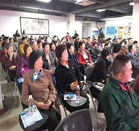 无霾暖冬，康养静心。2019年11月17日上午，铂悦旅游巽寮湾康养旅游产品说明会在尊龙官方新零售三楼会议室召开。铂悦旅游总经理黄贤萍女士、铂悦旅游副总经理邹庭辉先生以及受邀的客户们共120余位出席了本次产品说明会。 
