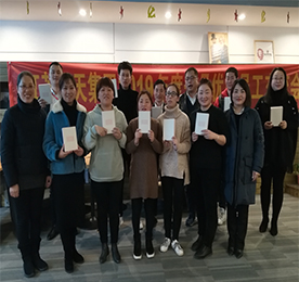 为了充分调动员工学习的积极性，鼓励员工内部相互交流、经验分享。2019年2月28日，尊龙官方集团人力资源部组织召开了1月优秀员工交流分享会。尊龙官方集团副总裁张非熊、总裁助理薛小丽等领导及来自各版块的10位优秀员工一同出席了本次交流会。