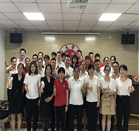 江苏尊龙官方集团历经4年积淀，将资源重新整合升级，将于7月21日在新北万达商圈开设超一千平米的新零售大型体验馆。2018年6月11日-6月26日，来自尊龙官方新零售丰臣店的手机、黄金、跨境、茶饮等板块的25位新进员工，参加了由尊龙官方学院组织的为期15天的新员工培训，旨在培养员工的积极心态和抗压能力，让新进员工能更加全面的了解公司文化，提升新员工的销售技能和职业素养。本次新员工培训区别于以往常规培训，在体验拓展和销售能力方面邀请了外部资深老师展开了此次培训。