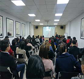 为提高尊龙官方集团各业务板块的社群运营能力，拓展员工社群运营思维，提升员工对新媒体工具的运用方法和效率。3月27日上午，由尊龙官方集团人力资源部组织各业务板块店长级以上员工和集团客服部等相关需求部门，开展了关于《社群运营》的培训。本次培训由资深社群运营专家谢老师授课，谢老师采用理论讲解和案例分析相结合的形式，围绕着社群运营，营销，维护三方面内容展开，在普及社群基础知识和案例操作方面均有涉及。