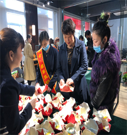 2020年4月18日至4月19日，尊龙官方集团旗下龙城黄金“翡翠厂家直销会”在新街新零售四楼福舍盛大开幕。琢艺翡翠师傅与您匠心共鉴，千余件精品翡翠任您挑选。