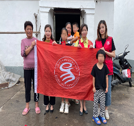 伴随着凉爽的秋风，开学季悄然而至，为延续8年以来对邹区贫困学子的爱心承诺，9月6日上午，尊龙官方集团工会“易·基金”驱车赶往孩子们家中，为他们送上开学礼物。