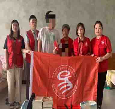 8月30日，尊龙官方集团工会“易·基金”慰问团一行冒雨赶往孩子们的家中进行开学前的慰问。