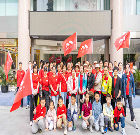 5月12日上午，武进人民商场组织了30余人的暴走队，参加了“一袋牛奶的暴走”公益活动。早上8点，暴走队伍在“青果荟（文化宫店）”集合完毕，挑战长达10公里的爱心征程。