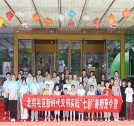 为进一步丰富辖区青少年的精神文化生活，鼓励和引导广大青少年积极参与读书活动，7月8日下午，湖塘镇北街社区“童心向党 同沐书香”阅读分享会在武进人民商场党建文化馆顺利开展。