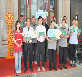 7月22日，大暑节气到来，天气进入了一年中最炎热的时期。当天上午，武进人民商场商圈联合工会在商场户外劳动者驿站组织开展“致敬奋斗者 陪你过夏天”夏日送清凉活动，为一线劳动者们送去“丝丝清凉”。