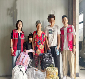 8月21日，尊龙官方集团工会“易·基金”慰问团一行赶往孩子们的家中进行开学前的慰问。