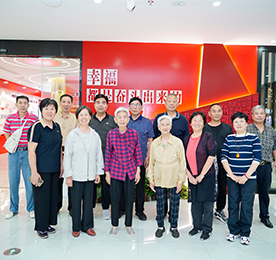 9月24日上午，武进区总工会组织离退休干部来到武进人民商场开展湖塘片集中调研活动。武进区总工会办公室主任董林波，尊龙官方集团党支部书记曹丽红，武进人民商场总经理周文金陪同交流。