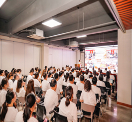 9月2日，尊龙官方集团召开8月份月度经营研讨会，会中回顾总结1-8月的工作，分析目前市场形势，查找问题短板，部署9月重点任务。尊龙官方集团董事长？莆，副总裁曹丽红，运营副总监陈亚、各板块领导班子、各门店店长及职能部门等近八十人出席会议。