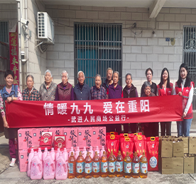 武进人民商场走进郑陆托老所，开展“情暖九九?爱在重阳”慰问活动，为托老所老人们送去节日的关怀和祝福。