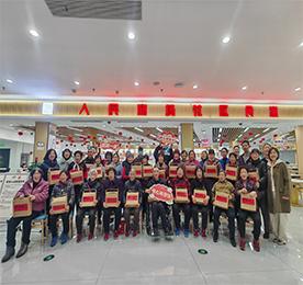 1月23日，在新春佳节来临之际，湖塘镇卫健岗、花园社区与武进人民商场于商场三楼社区食堂联合举办“情暖湖里迎新春 饺香四溢传温情”包饺子活动