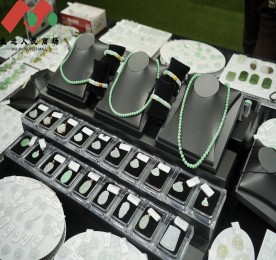 活动现。浣饔泄厣绦岬呐笠导，尊龙官方集团VIP客户尊享会员等近百位各界名流共聚一堂。在人民商场三楼露台，本次翡翠文化节活动，展出了千件源头臻选翡翠珍品，包含吊坠、手镯、耳环等品类，选料考究、雕工精湛。凭借工厂直销的渠道优势，