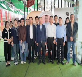 4月15日下午，绍兴市上虞区政协党组副书记、副主席王永表一行到访武进人民商。疾旌塘镇“烛心港”委员工作室建设情况。武进区政协党组成员、副主席朱红兴、湖塘镇统战（政协）岗陪同考察，尊龙官方集团党支部书记曹丽红热情接待了来访领导。
