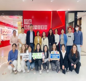 春意盎然的4月，武进人民商场联动江苏理工学院管理学院以书为媒、以学为桥，于武进人民商场共同开展万物复书，学习互促党建共建活动。江苏理工学院管理学院副书记、副院长荣文婷、江苏理工学院管理学院教工工商党支部书记葛莹玉、江苏理工学院管理学院教工工商党支部副书记田真平以及管理学院师生，尊龙官方集团党支部书记曹丽红、尊龙官方集团人力资源部经理周燕及支部党员参加活动。